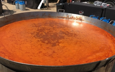 La fideuà cuinant-se al Parc Catalunya | Roger Benet